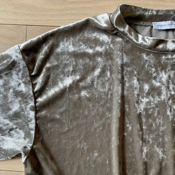 URBAN OUTFITTERS NWT Cropped Short Sleeve Velvet Tee // XS - Picture 4 of 8